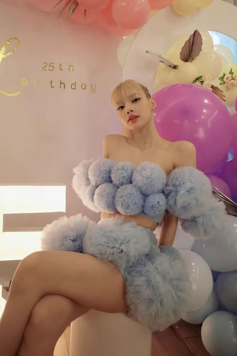 Lisa feiert ihren 26. Geburtstag mit ihrem vierten Photobook - SeoulMate
